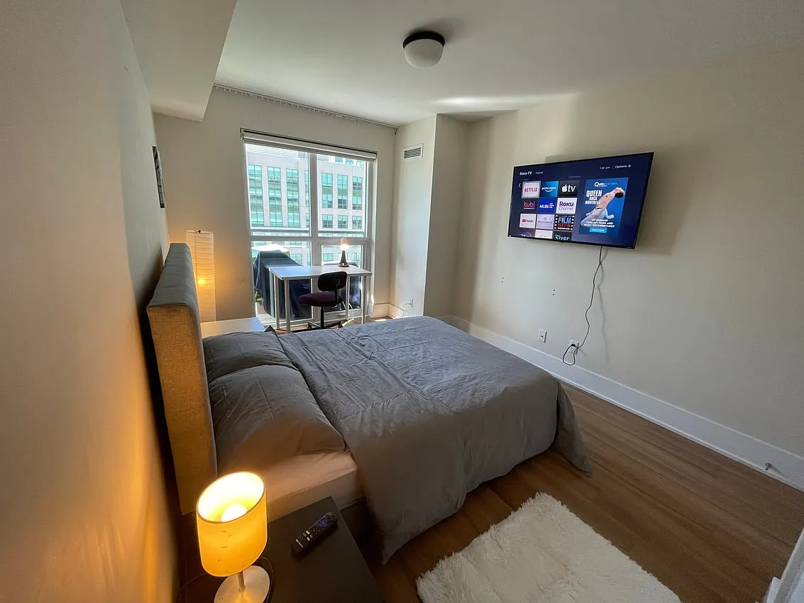 Deluxe Room - Front St W & John St — Photo 2