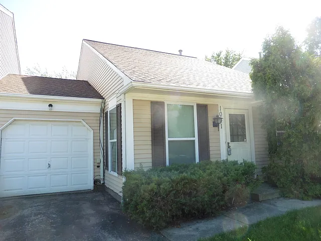 1041 Perry Dr photo 1