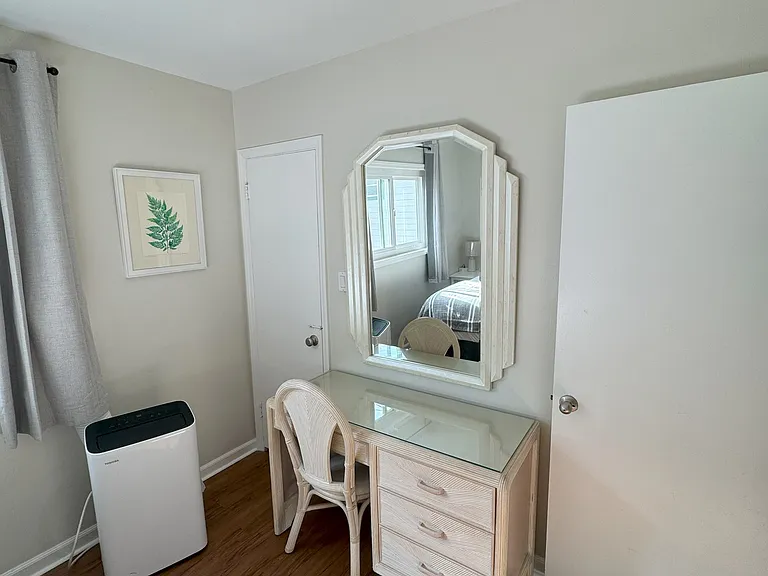 319 N Clementine St — Photo 11