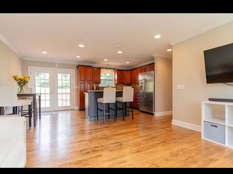 911 Crest Dr — Photo 1