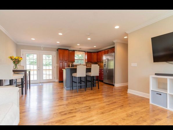 911 Crest Dr