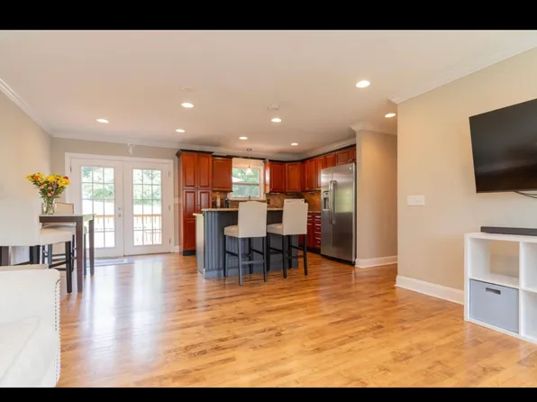 911 Crest Dr, Chickamauga, GA 30707