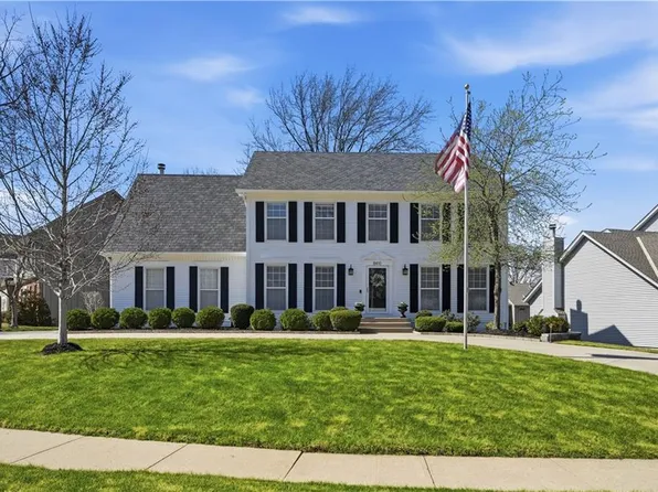 8410 Greenwood Cir, Lenexa, KS 66215