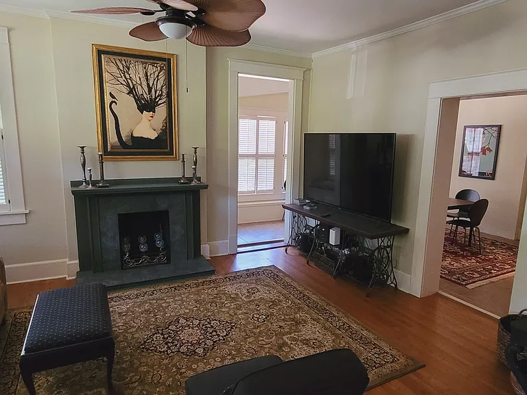 Livin
g room in front of house