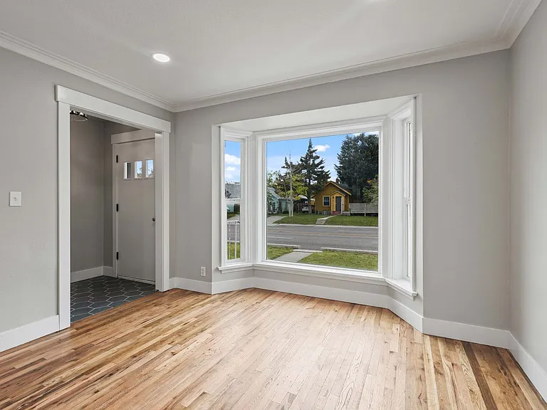 B345AG — Photo 13
