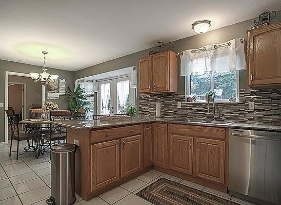 3rd image of 9709 Magnolia Dr