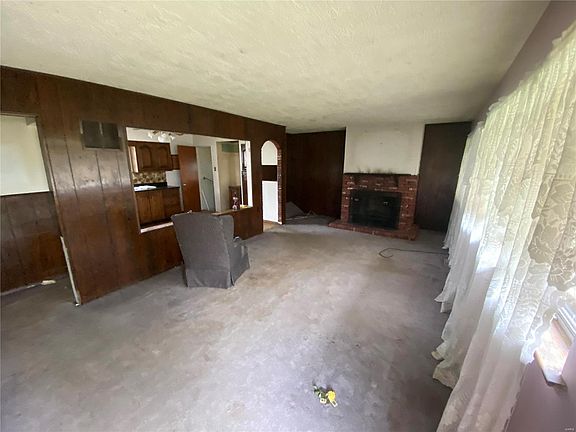 3rd image of 975 Claver Ln