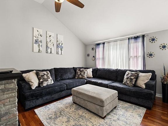 4th image of 635 Dighton Ave