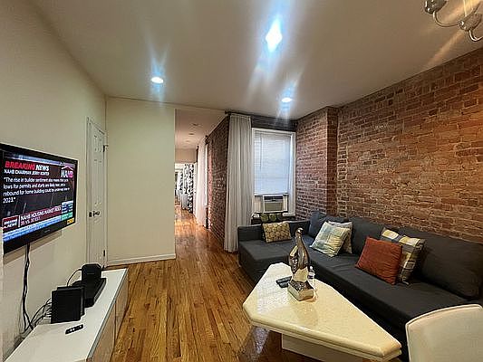 5th image of 212 E 12th St APT 5B
