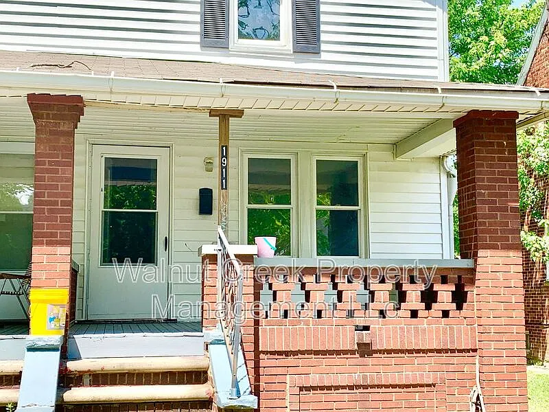 2 bed, 1.0 bath, 900 sqft, $1,050 — Photo 2