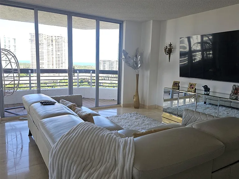 3600 Mystic Pointe Dr #1607 — Photo 35