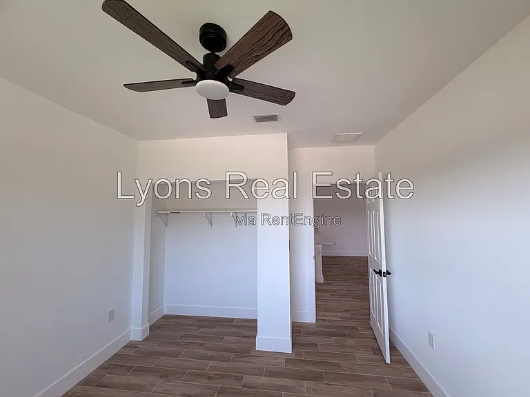 2210 Armour Rd — Photo 14