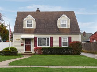 105 Wood Ln, Valley Stream, NY 11581