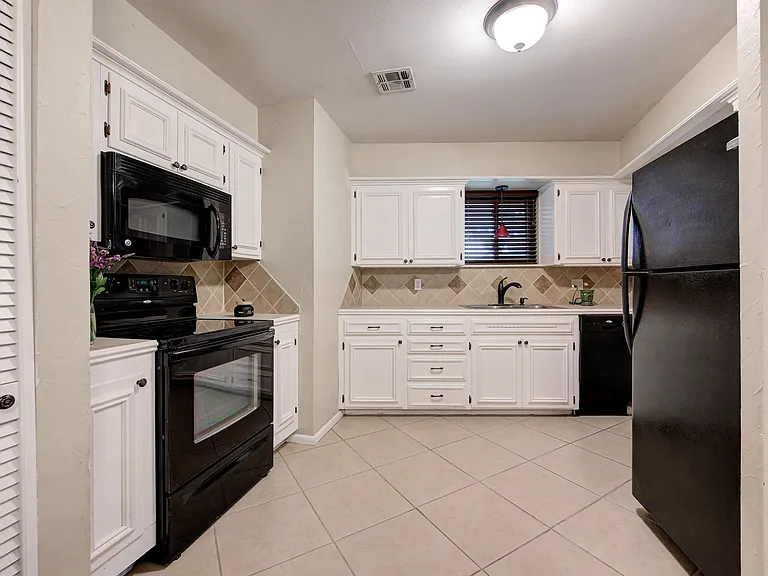 4616 N Harvey Pkwy — Photo 11