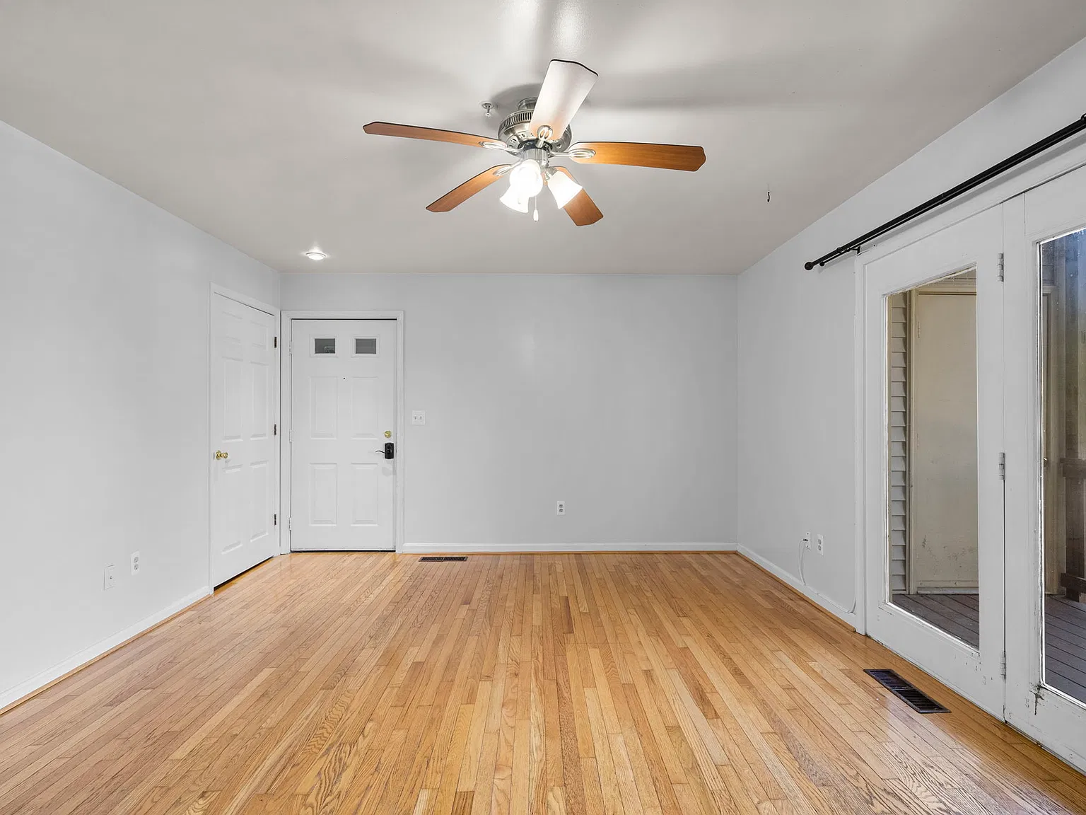 2 bed, 1069 sqft, $2,000 — Photo 2