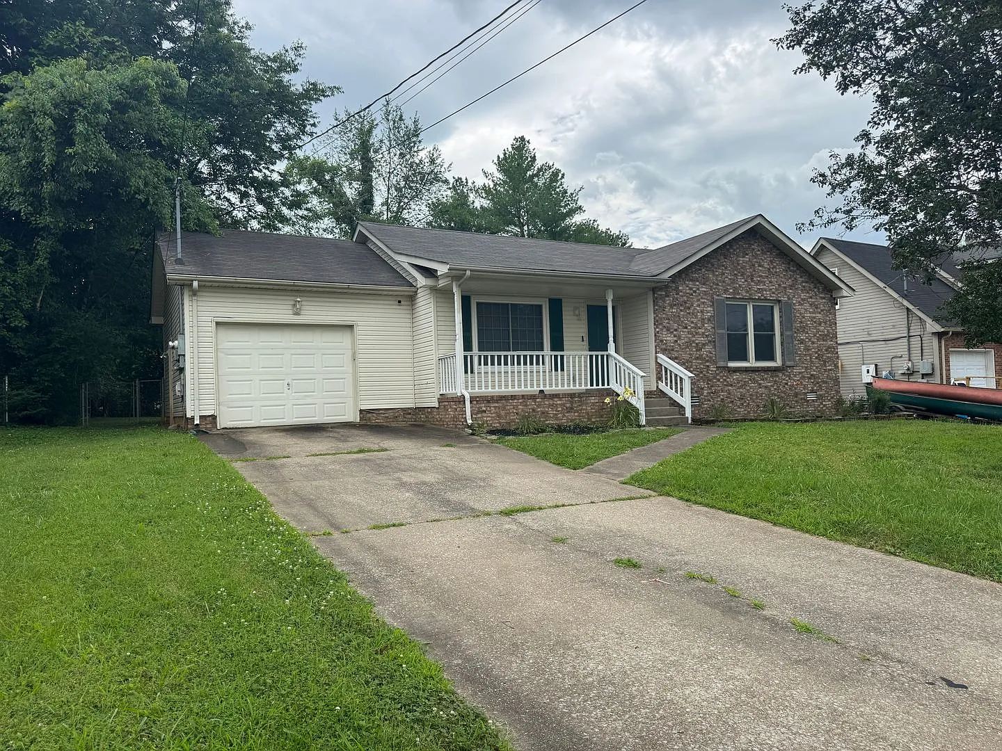 Charming Single-Family Home in Clarksville — Photo 2