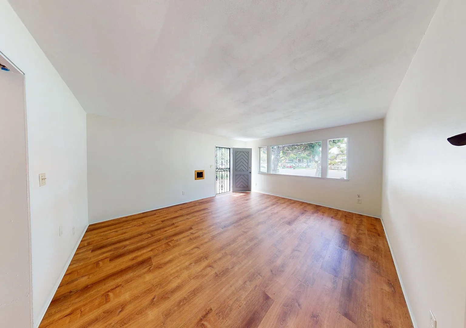 Mid-century vibe | New flooring & paint — Photo 3