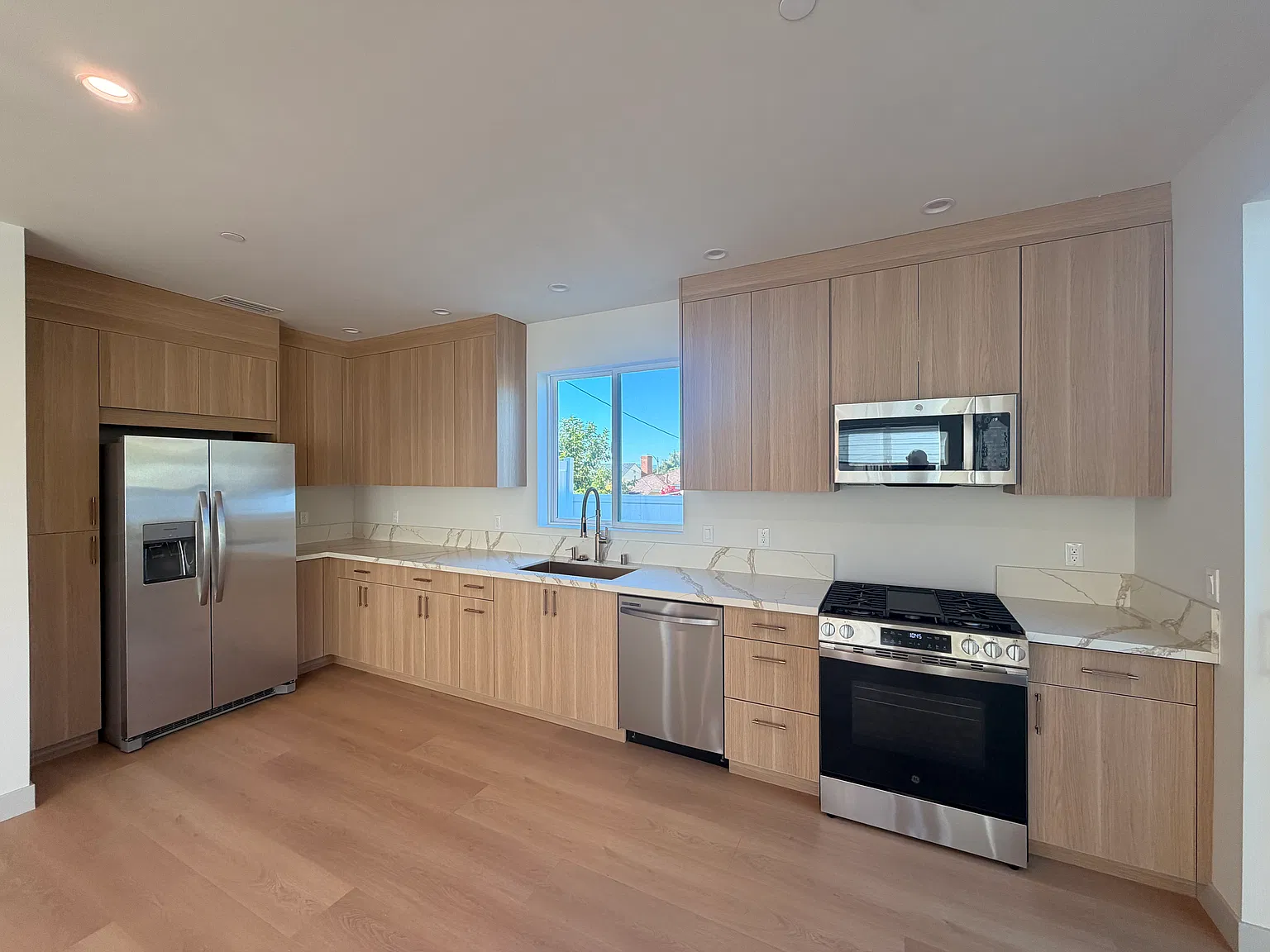 2 bed, 2.5 bath, 1000 sqft, $4,000 — Photo 1