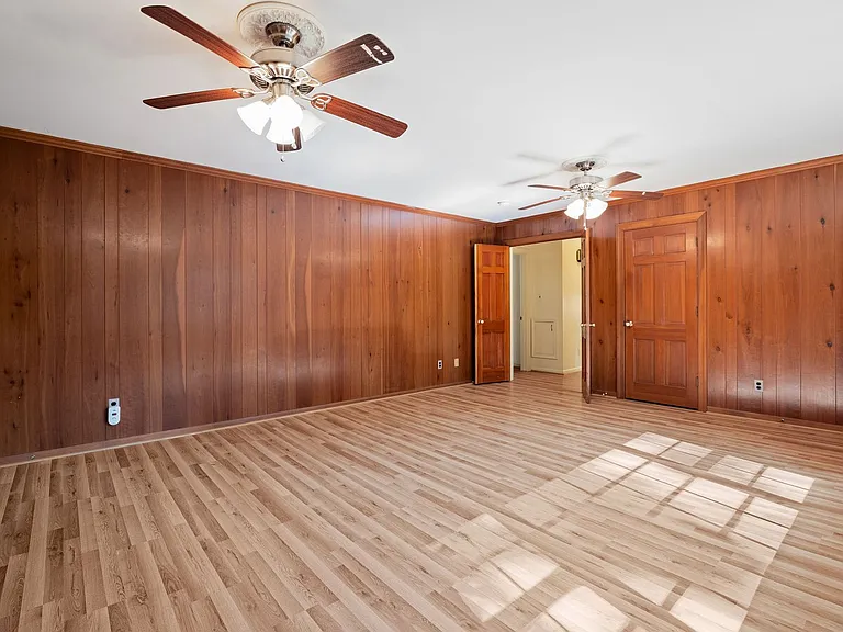 2401 Scarsborough Dr — Photo 20