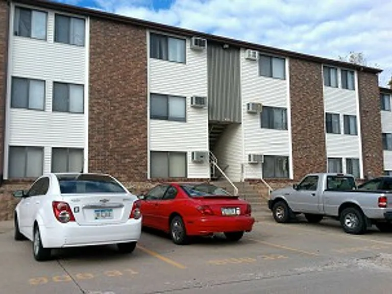 810-920 Benton Dr — Photo 2