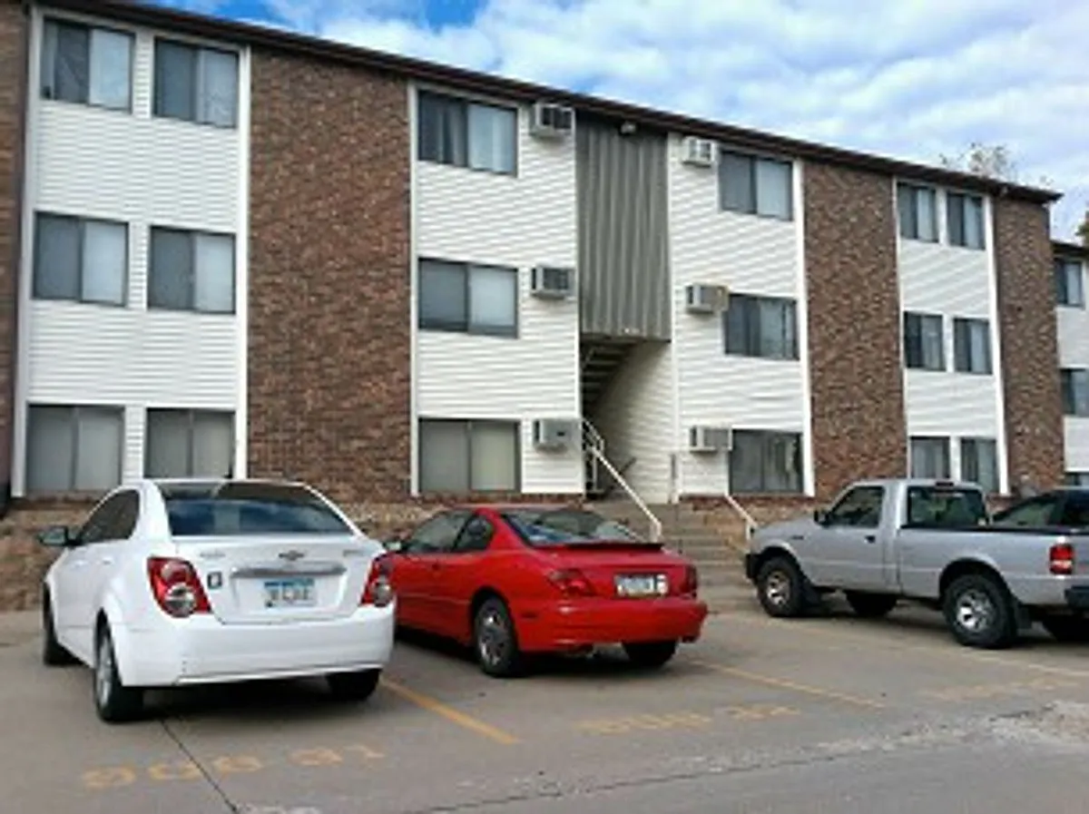 Building Photo - 810-920 Benton Dr