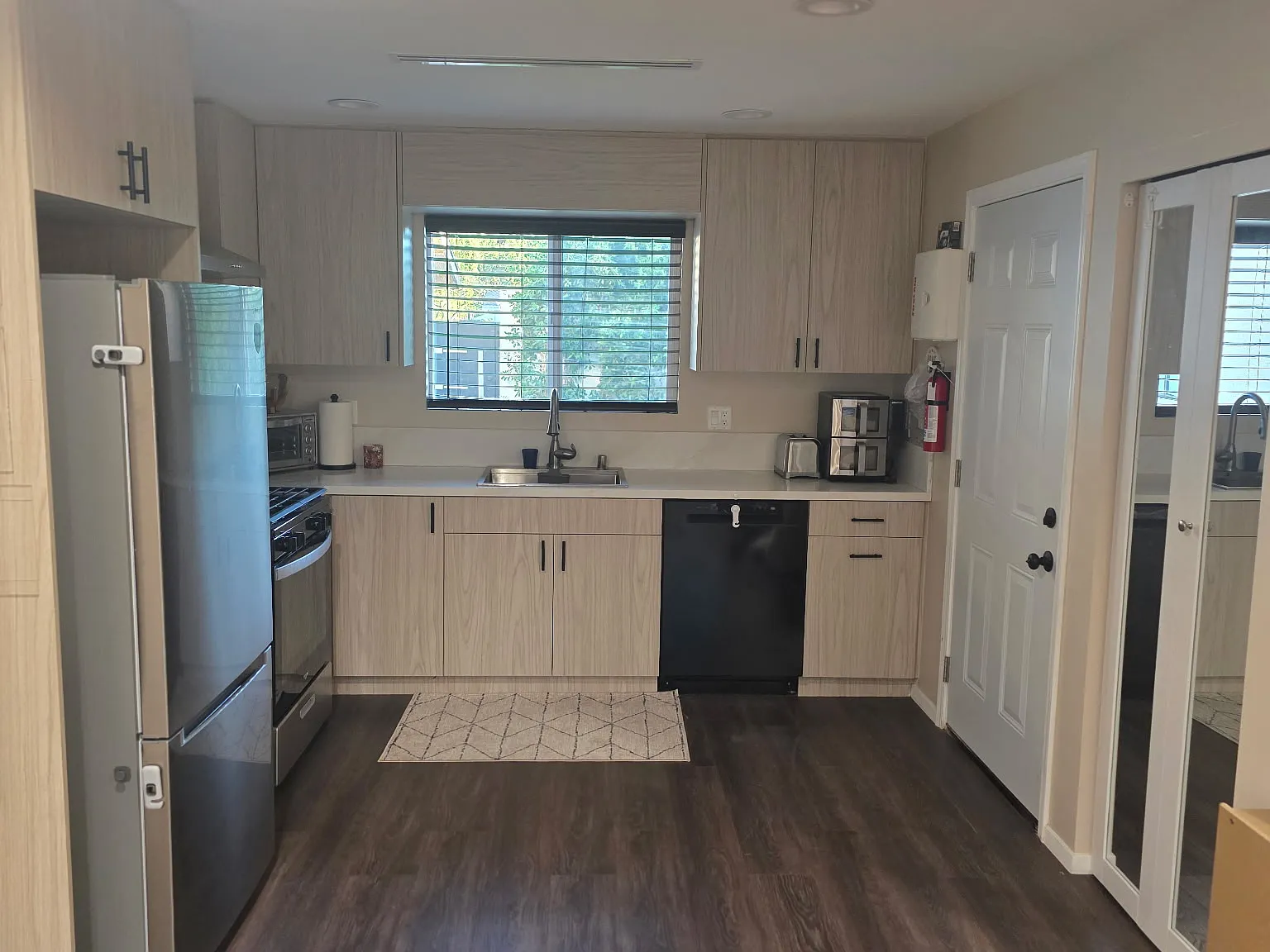 2 bed, 800 sqft, $3,000 — Photo 3
