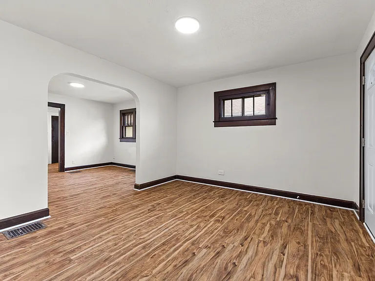 950 N Chester Ave — Photo 18