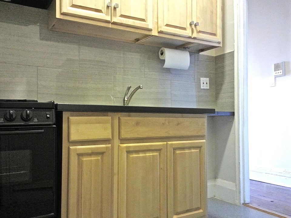 2nd image of 211 Saint James Pl APT 3A