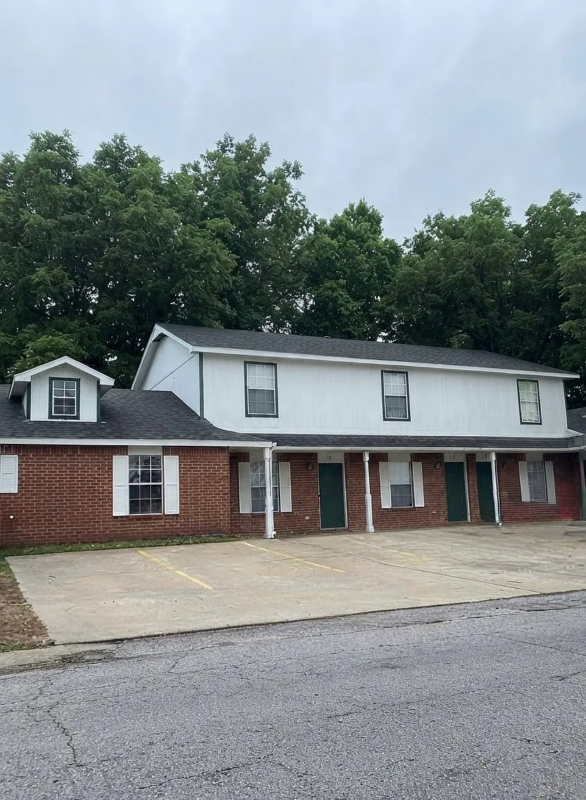 2 bed, 1.5 bath, 1100 sqft, $950 — Photo 1