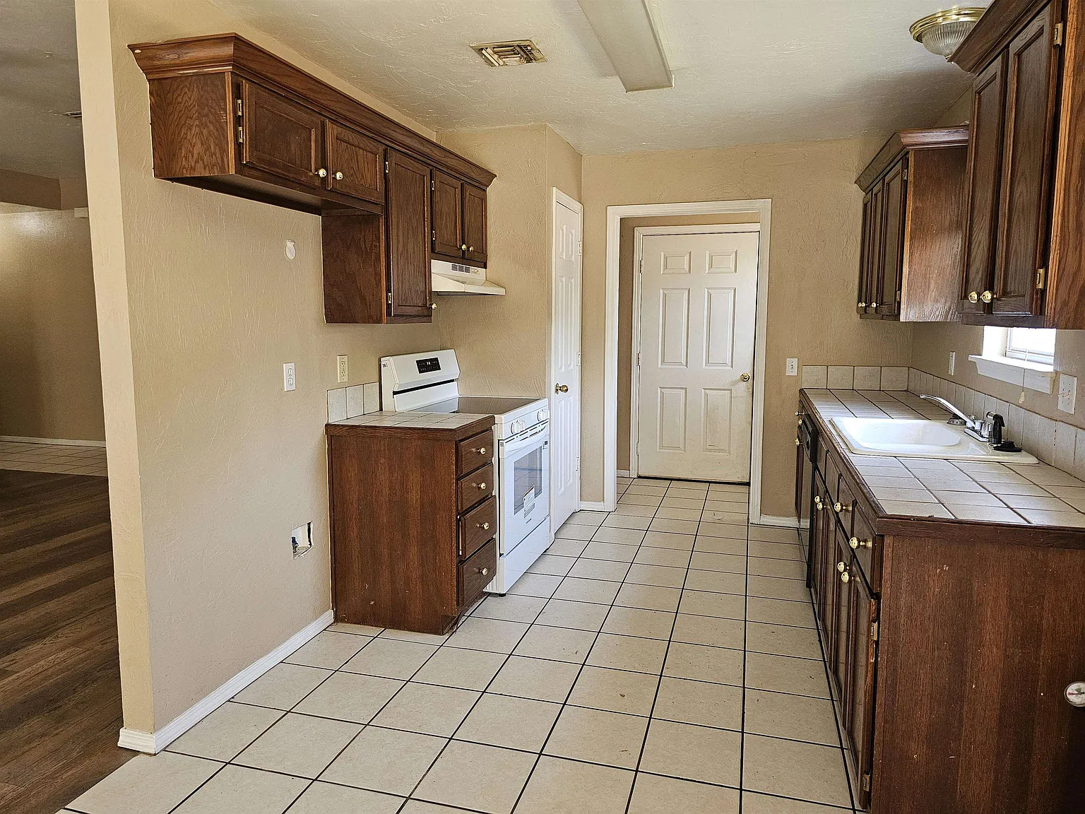 3 bed, 2.0 bath, 1577 sqft, $1,350 — Photo 4
