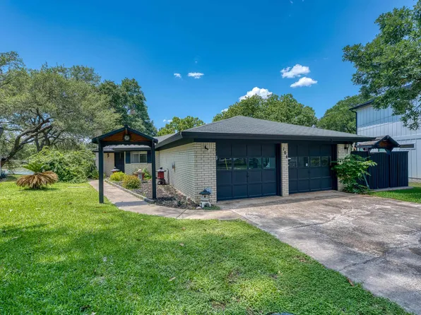 104 Bluebird Lane, Highland Haven, TX 78654