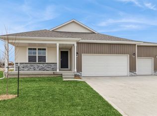 2879 Grassland Ct, Hiawatha, IA 52233