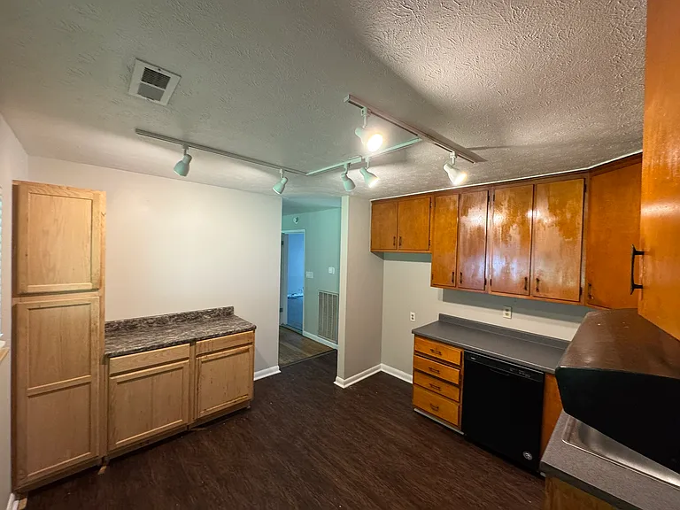 424 Morgan Ln — Photo 6