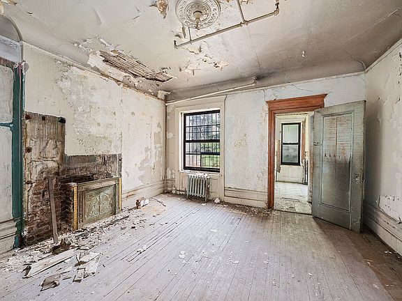 3rd image of 233 W 113th St