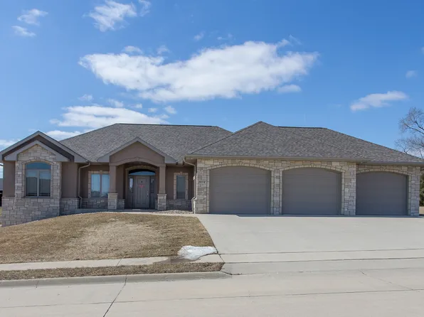 1084 17th St SE, Dyersville, IA 52040