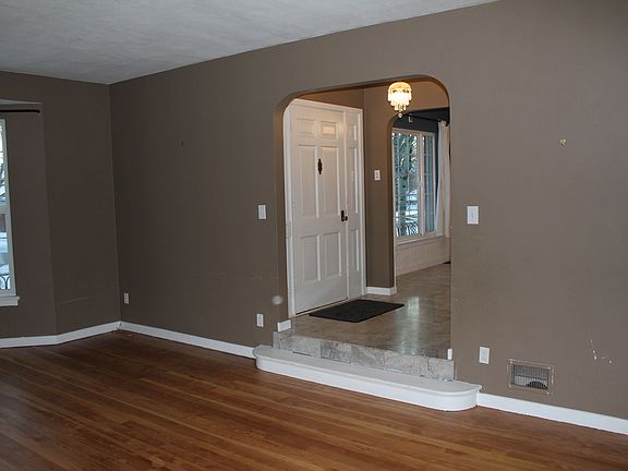 3rd image of 2041 E Hubbard Ave