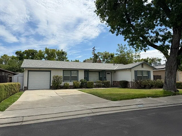 1514 Maplewood Dr — Photo 2