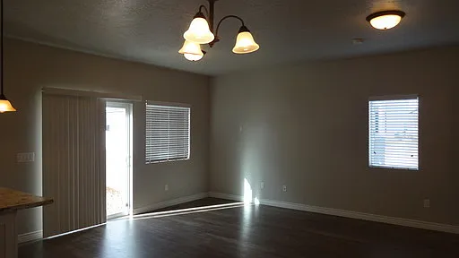 Cozy 3 Bedroom 2 1/2 Bath Condo — Photo 3