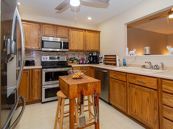3rd image of 1350 Honeysuckle Ln
