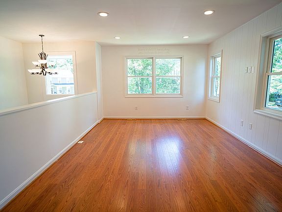 3rd image of 412 Hucknall Ct