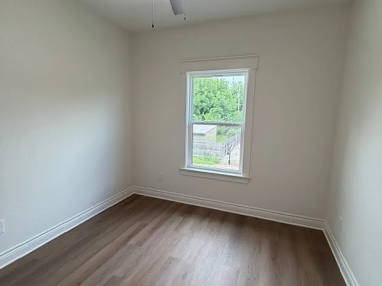 307 Live Oak St — Photo 3
