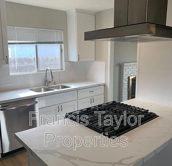 909 Daisy St — Photo 5
