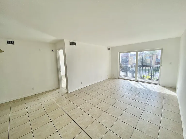 2914 NW 55th Ave #1D — Photo 4