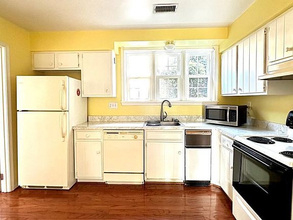 2nd image of 94A Leeds Ct E