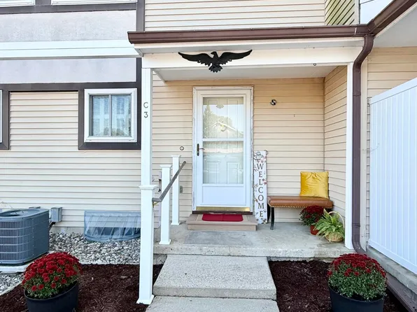 757 Island Ct #C, Eaton Rapids, MI 48827