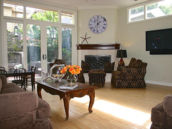 3rd image of 1724 N Poinsettia Ave
