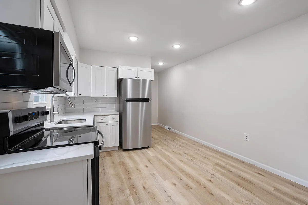 3 bed, 2.5 bath, 2014 sqft, $2,000 — Photo 3