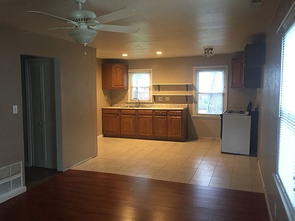 4th image of 2900 Taylor Ave