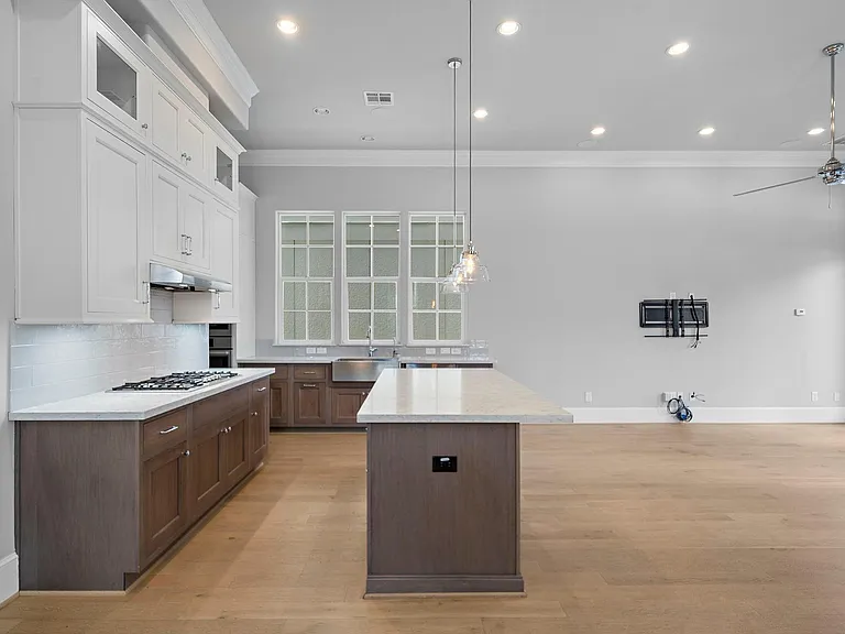 3420 W 12th St — Photo 9