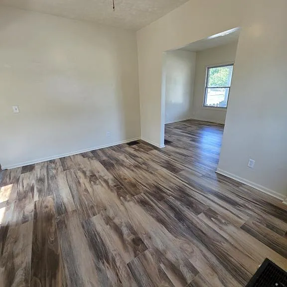 319 N Delphos St — Photo 2